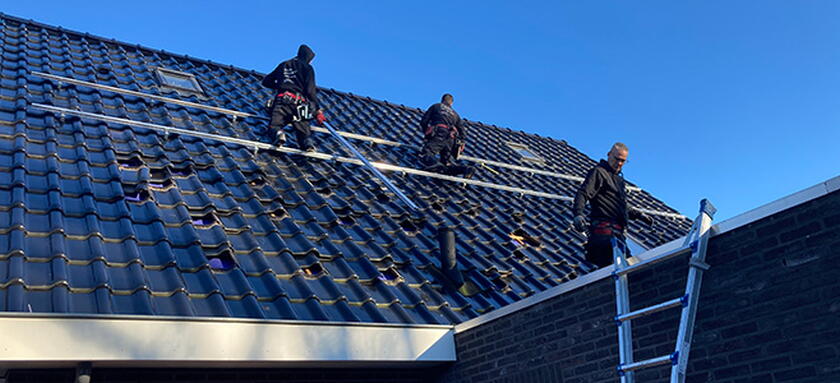 aanleg zonnepanelen op dak van een woning