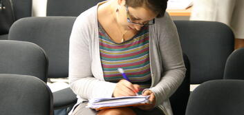 vrouw schrijft met pen op papier